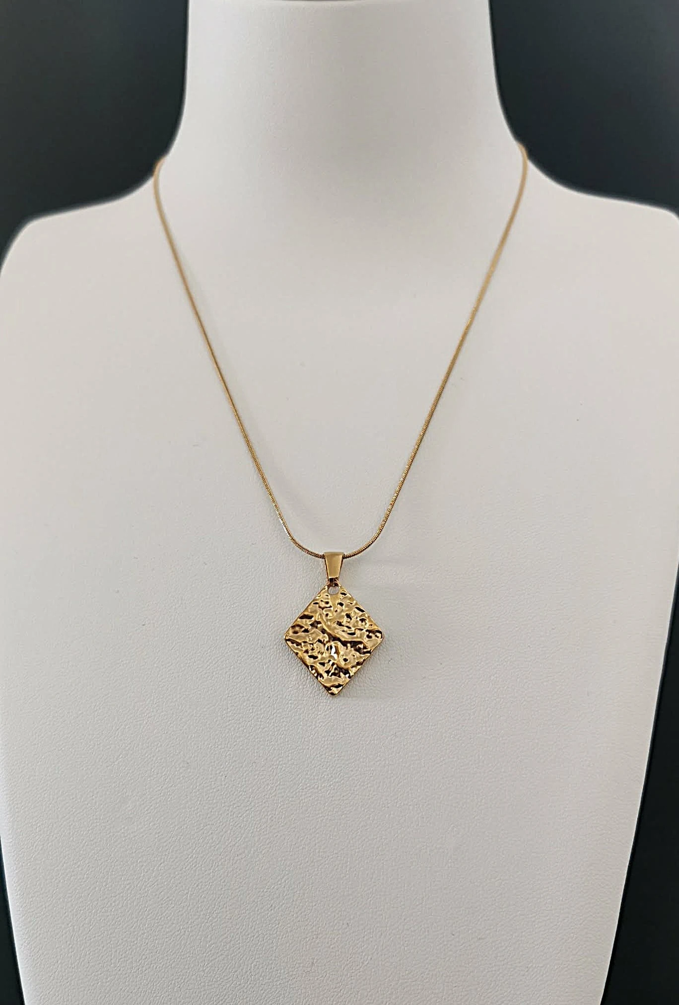 Collier Femme, motif à texture martelée, en acier inoxydable